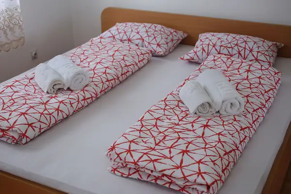 Double bed with towels