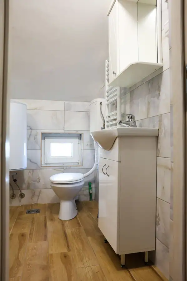 Bathroom with a toilet and washbasin