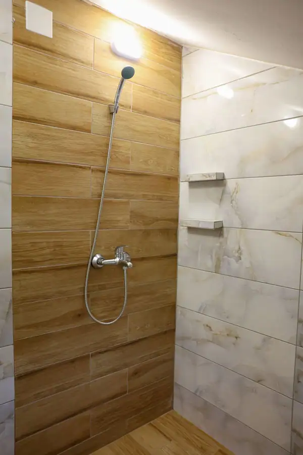 Shower with wood-effect tiles