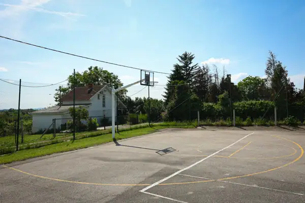 Asphalt multi-sport court for tennis, handball and basketball